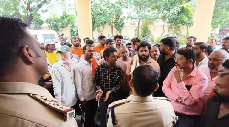 रतलाम में शराब दुकान पर बदमाशों का आतंक :युवक पर चाकू से ताबड़तोड़ हमला, हालत गंभीर,पुलिस का खौफ खत्म : भोई समाज व हिंदू संगठनों ने घेरा दो बत्ती थाना,किया प्रदर्शन – चौबीस घंटे आरोपियों को गिरफ्तार,शराब दुकान को वहां से तुरंत बंद कर दूसरी जगह शिफ्ट करें