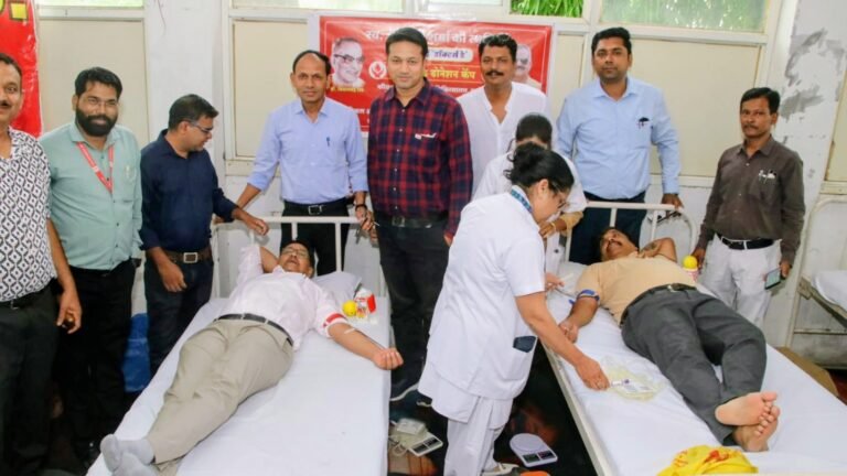 रतलाम ; डॉक्टर्स डे पर रक्तदान का महाअभियान ;स्वर्गीय अश्विनी शर्मा की स्मृति में 106 यूनिट रक्त संग्रहित,सिविल सर्जन डॉ ए पी सिंह ने सबसे पहले रक्तदान कर आदर्श प्रस्तुत किया,चिकित्सा सेवा सबसे आदर्श और मानवीय पेशा- कलेक्टर
