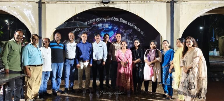 रतलाम/गुलाब चक्कर में ‘नयन गीतमाला’ संगीत निशा का आयोजन,बारिश के गीतों से भीगा ऐतिहासिक परिसर