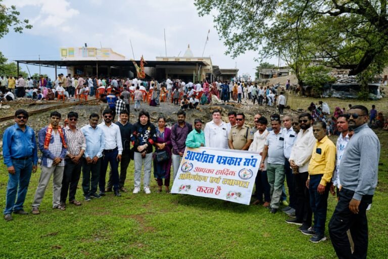 खजूरी बीडधाम पर आर्याव्रत पत्रकार संघ का पौधारोपण ; नशामुक्ति ओर पर्यावरण का दिया एक साथ संदेश : पुलिस,पत्रकारों ओर जनप्रतिनिधियों ने लगाए फलदार ओर औषधीय पौधे