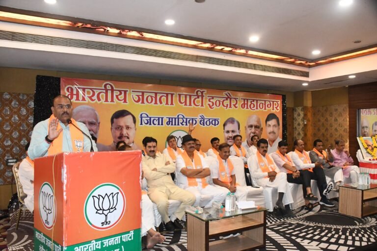 इंदौर/भाजपा की मासिक बैठक सम्पन्न ; डिजिटल लर्निंग प्रोग्राम में भले ही इंदौर नंबर वन ,लेकिन बूथ के प्रत्येक कार्यकर्ता को प्रशिक्षित करे – सुमित मिश्रा : दिल से काम करोगे तो, लोगों के दिलों पर राज करोगे – राजेश सोलंकी
