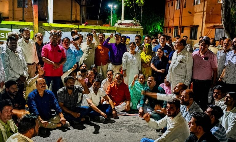 राहुल गांधी की गिरफ्तारी पर रतलाम में कांग्रेस का उग्र प्रदर्शन ; स्टेशन रोड थाने पर धरना और नारेबाजी , शिक्षा मंत्री को पद से हटाने की मांग