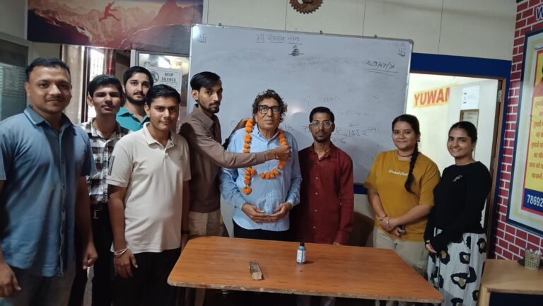 रतलाम/युवाम सभागृह में गुरु पूर्णिमा समारोह आयोजित ; गुरु , संत‌ और शिक्षक नहीं,एक अलौकिक शक्ति है -गुरु जहां आप खड़े हैं, वहीं से आपको आपकी स्वयं की दूरी बता देता है : पारस सकलेचा
