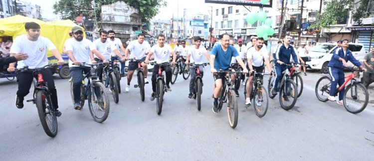 रतलाम में स्वास्थ्य और पर्यावरण के प्रति जागरूकता का संदेश ; SYS ग्रुप द्वारा साइक्लोथॉन रैली का आयोजन,शीतल तीर्थ में किया पौधरोपण- मार्ग में पुष्प वर्षा कर हुआ स्वागत