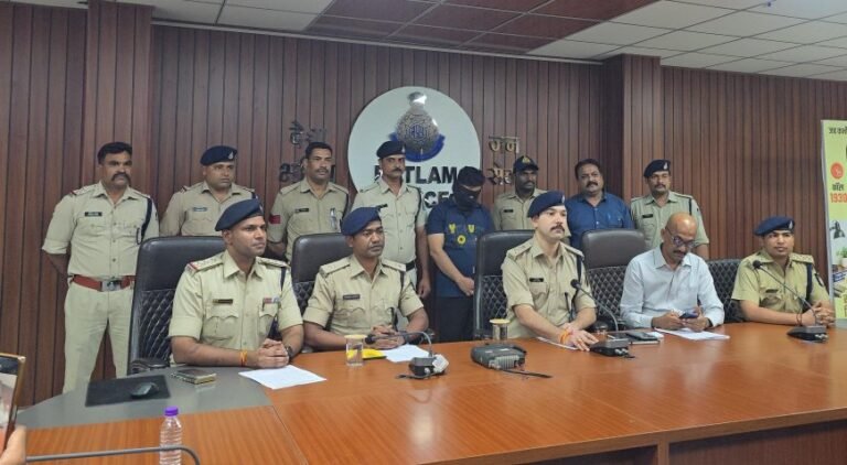 रतलाम/40 लाख की लूट का 24 घंटे में खुलासा ;मास्टरमाइंड फरदीन गिरफ्तार,ब्लिंकिट की ड्रेस पहन वारदात को दिया अंजाम, WhatsApp पर ‘OK’ भेजकर कराई थी लुट की वारदात पूरी रकम बरामद ,दो अब भी फरार