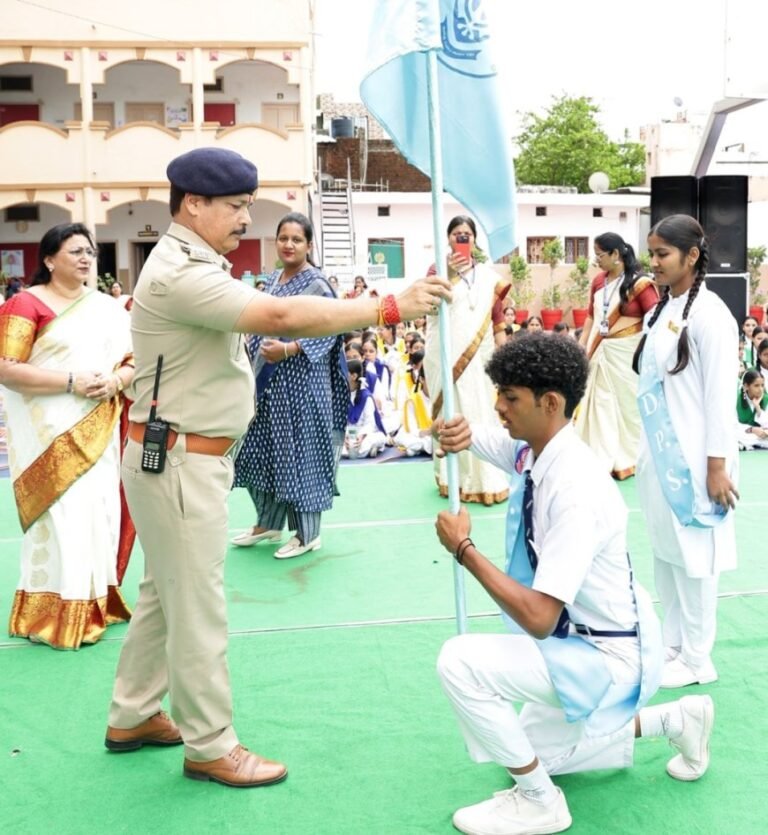 रतलाम/गुरु रामदास पब्लिक सीनियर सेकेण्डरी स्कूल में छात्र परिषद का भव्य शपथ ग्रहण एवं सांस्कृतिक समारोह संपन्न,सांस्कृतिक कार्यक्रमों ने बांधा समां ; हेड बॉय तन्मय, हेड गर्ल वंशिका व नवनिर्वाचित पदाधिकारियों ने ली शपथ