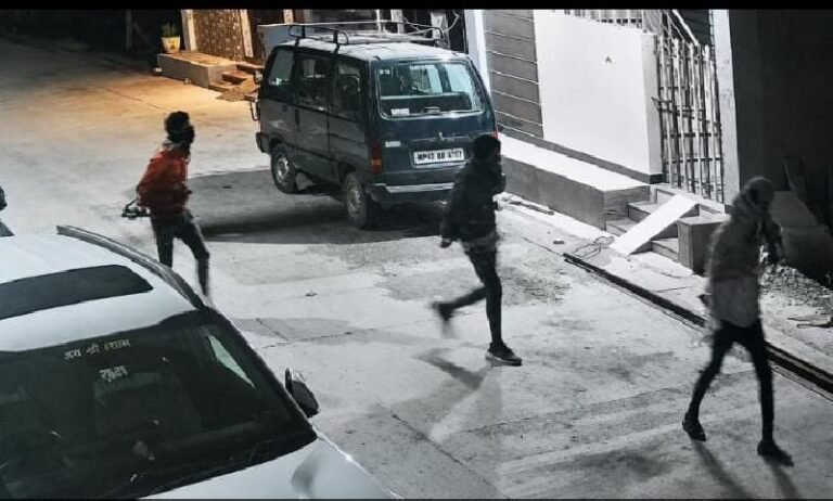 रतलाम में बेखौफ चोर ; होमगार्ड कॉलोनी स्थित पद्मावती धाम में सूने मकान से 12 लाख से ज्यादा की चोरी, जेवर-नकदी पर हाथ साफ : आधे घंटे तक घर खंगालते रहे नकाबपोश,CCTV में कैद हुई वारदात