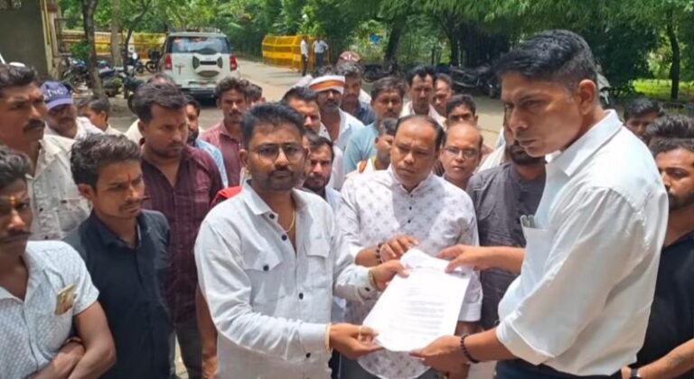 खंडवा में जिला बदर कार्रवाई पर अखिल भारत हिन्दू महासभा खोल मोर्चा ;किया विरोध प्रदर्शन,कलेक्टर ऋषभ गुप्ता व संभाग आयुक्त के नाम सौंपा ज्ञापन, निष्पक्ष पुनर्विचार की मांग